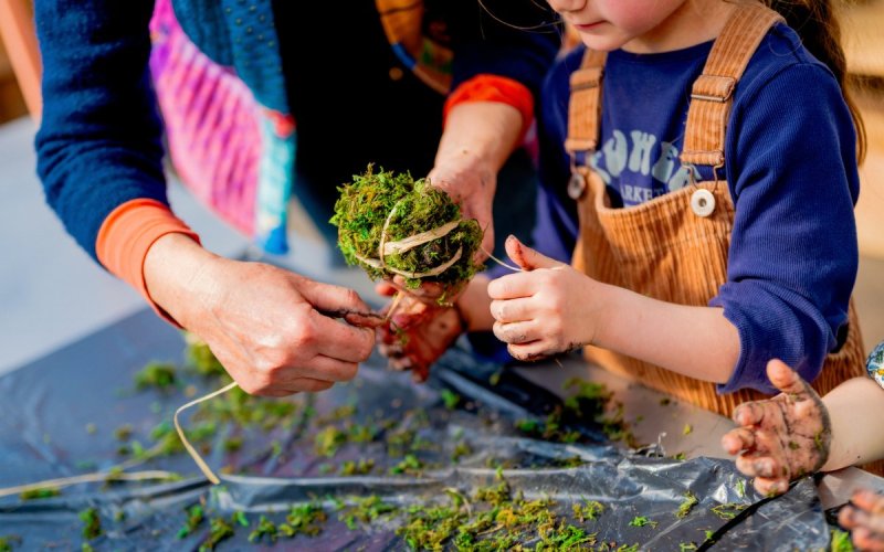 Ateliers pour enfants de création de bombes à graines sur la Parcelle