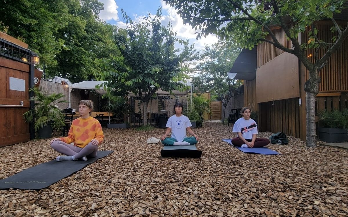 Cours de yoga Vinyasa au Jardin21 du mois de Juillet