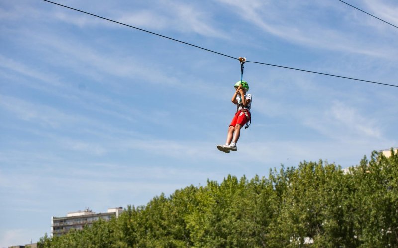 Traversez le bassin de la Villette en tyrolienne !