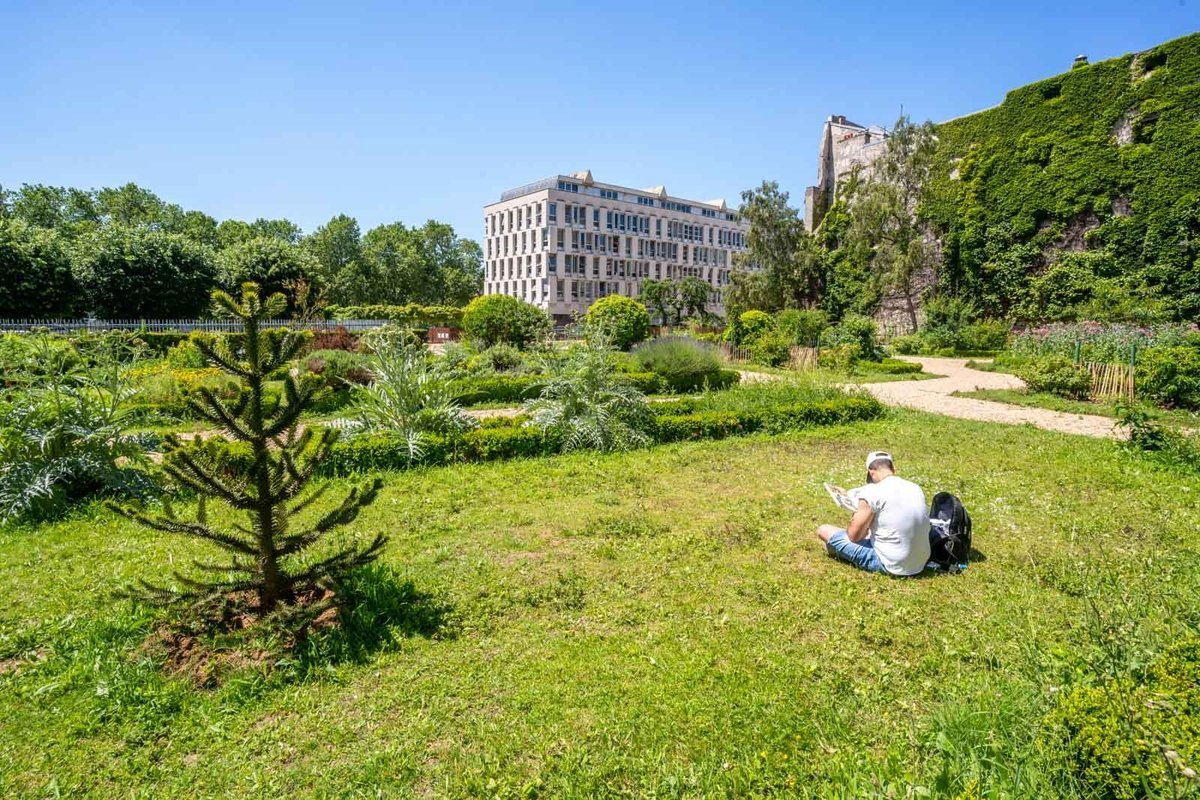 Square Albert Schweitzer