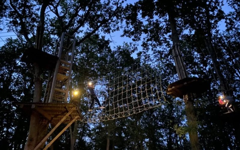 Les parcours nocturnes d'accrobranches à Accrocamp