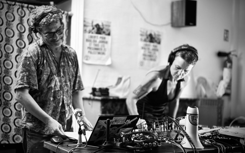 Le silence des pantoufles : duo noise radiosonique