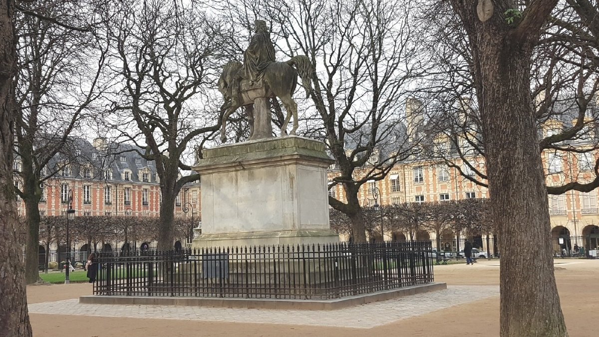 Square Louis XIII