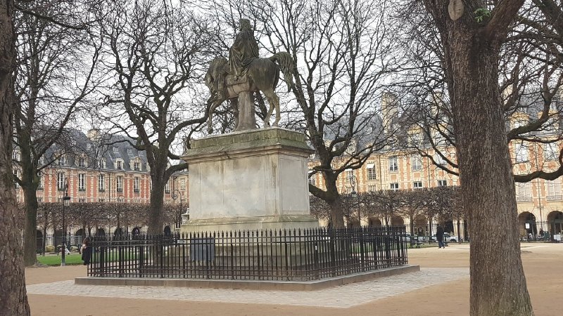 Square Louis XIII