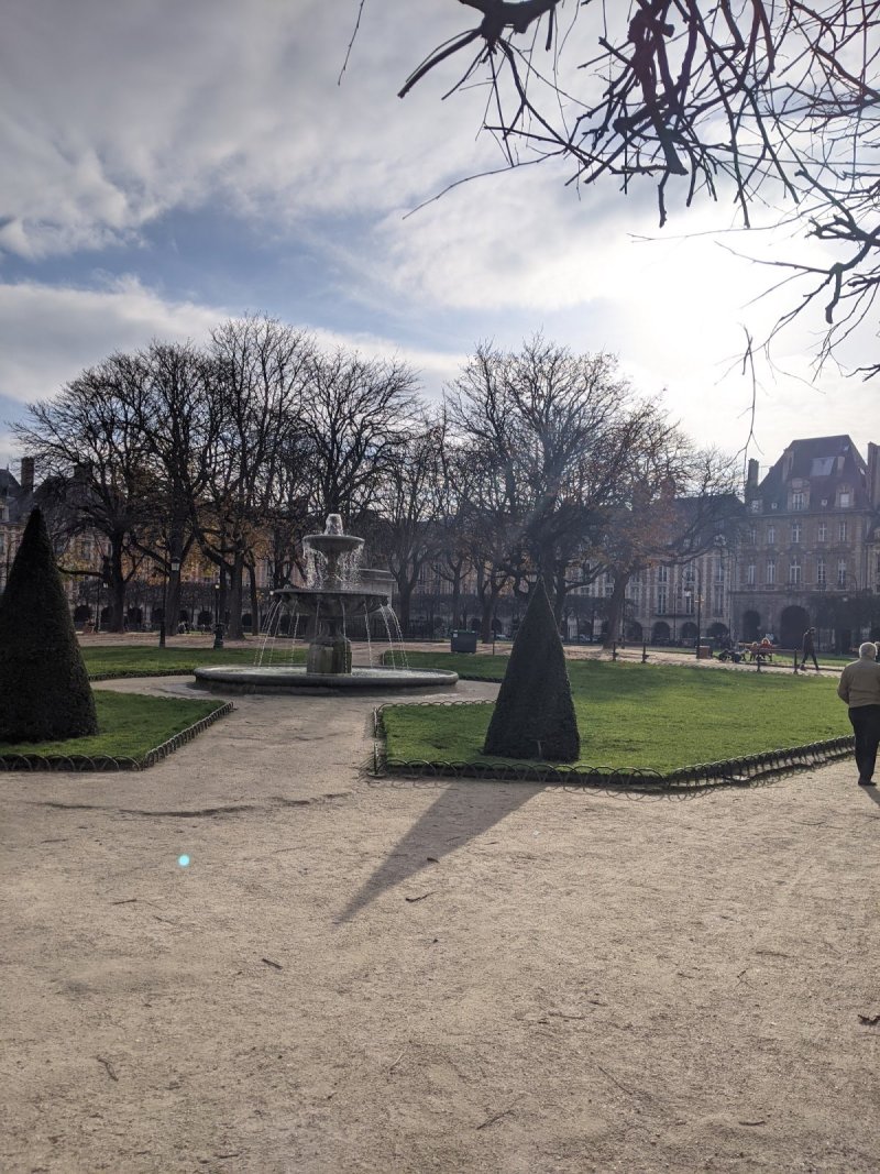 Square Louis XIII